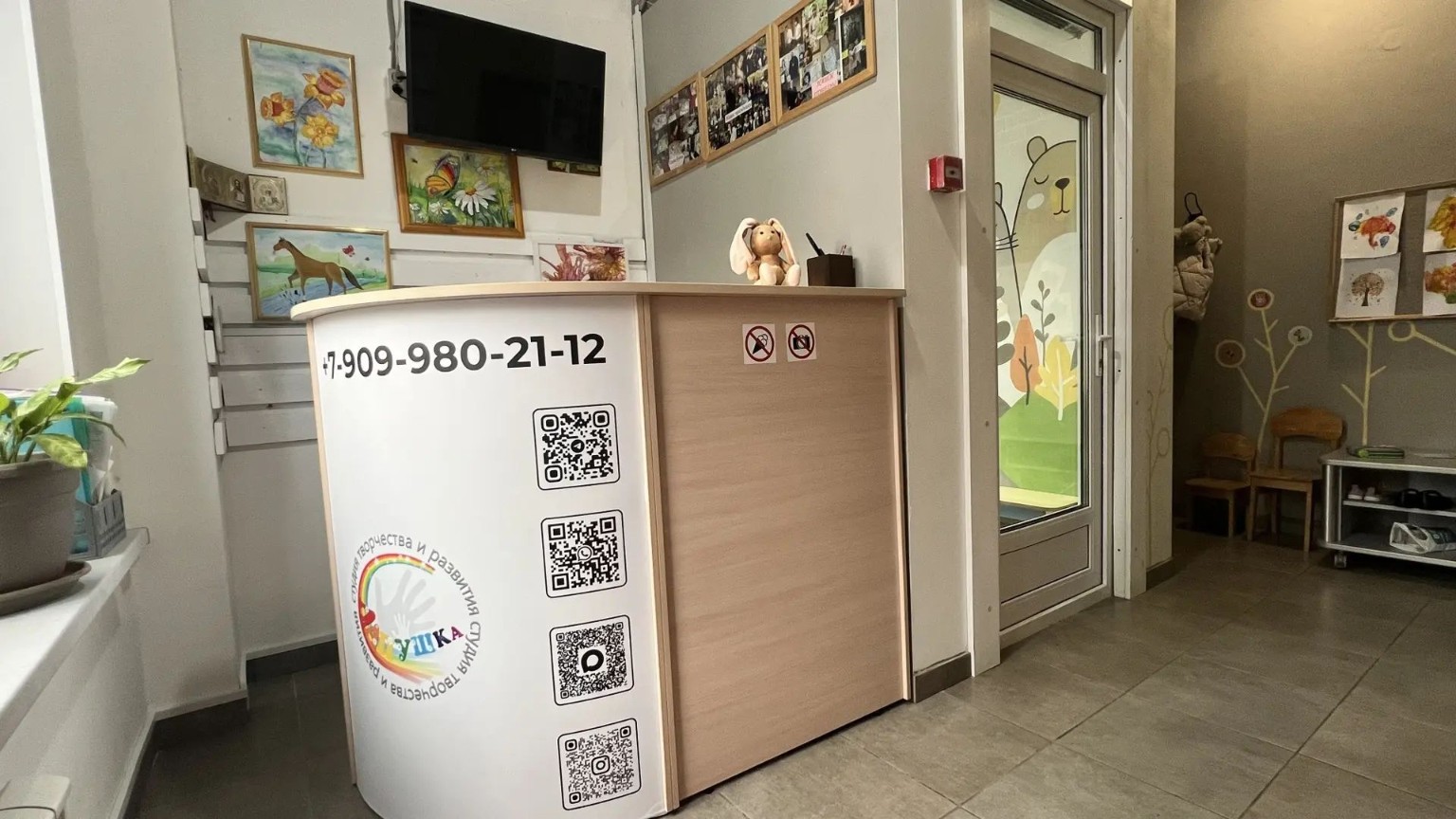 Интерьер студии с ресепшеном и входом в кабинет